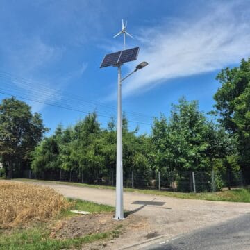 Latarnia hybrydowa W3S4C2/50 przy drodze w powiecie płockim
