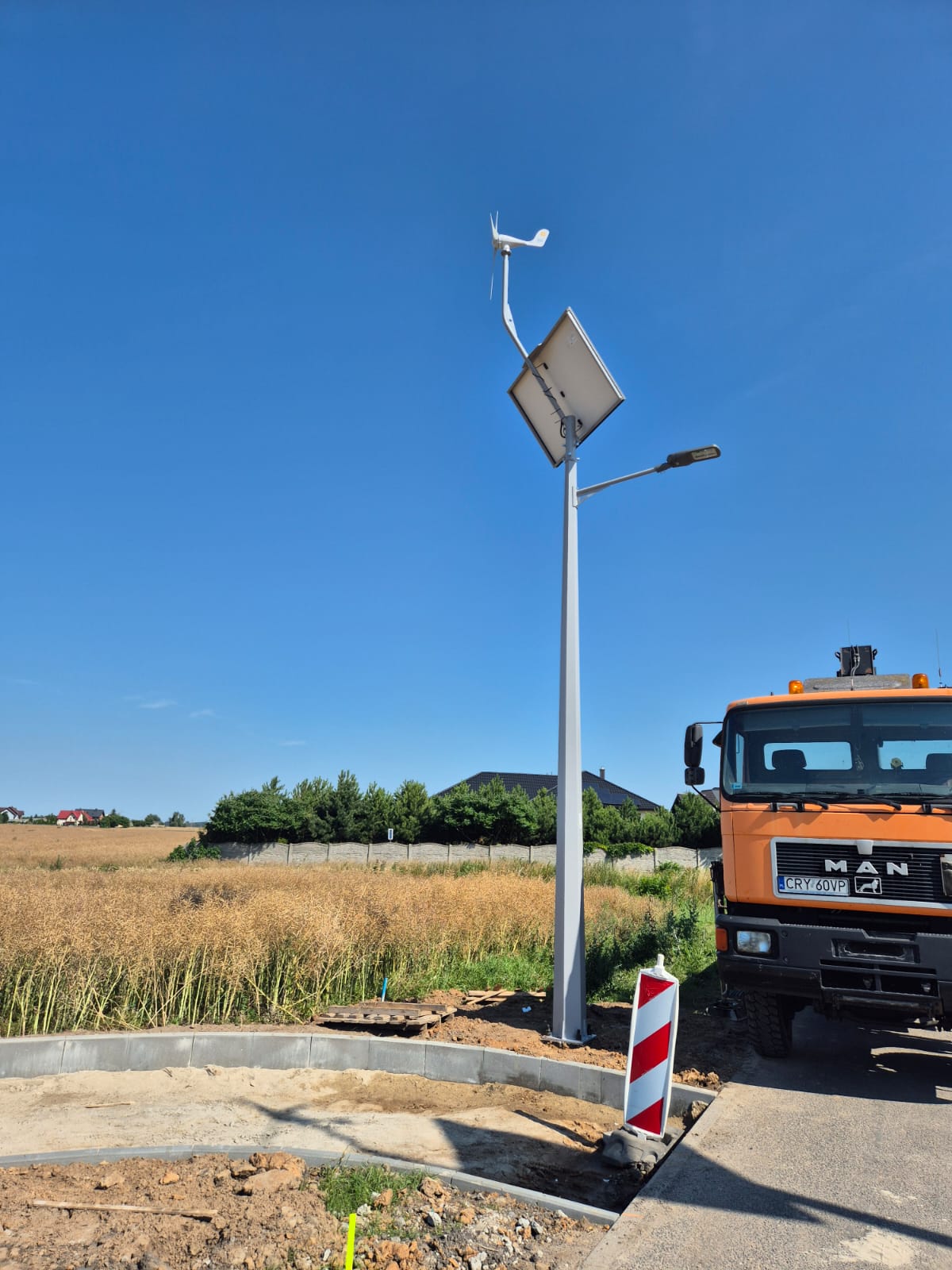 Latarnia hybrydowa W3S4C2/50 z turbiną wiatrową i panelem fotowoltaicznym